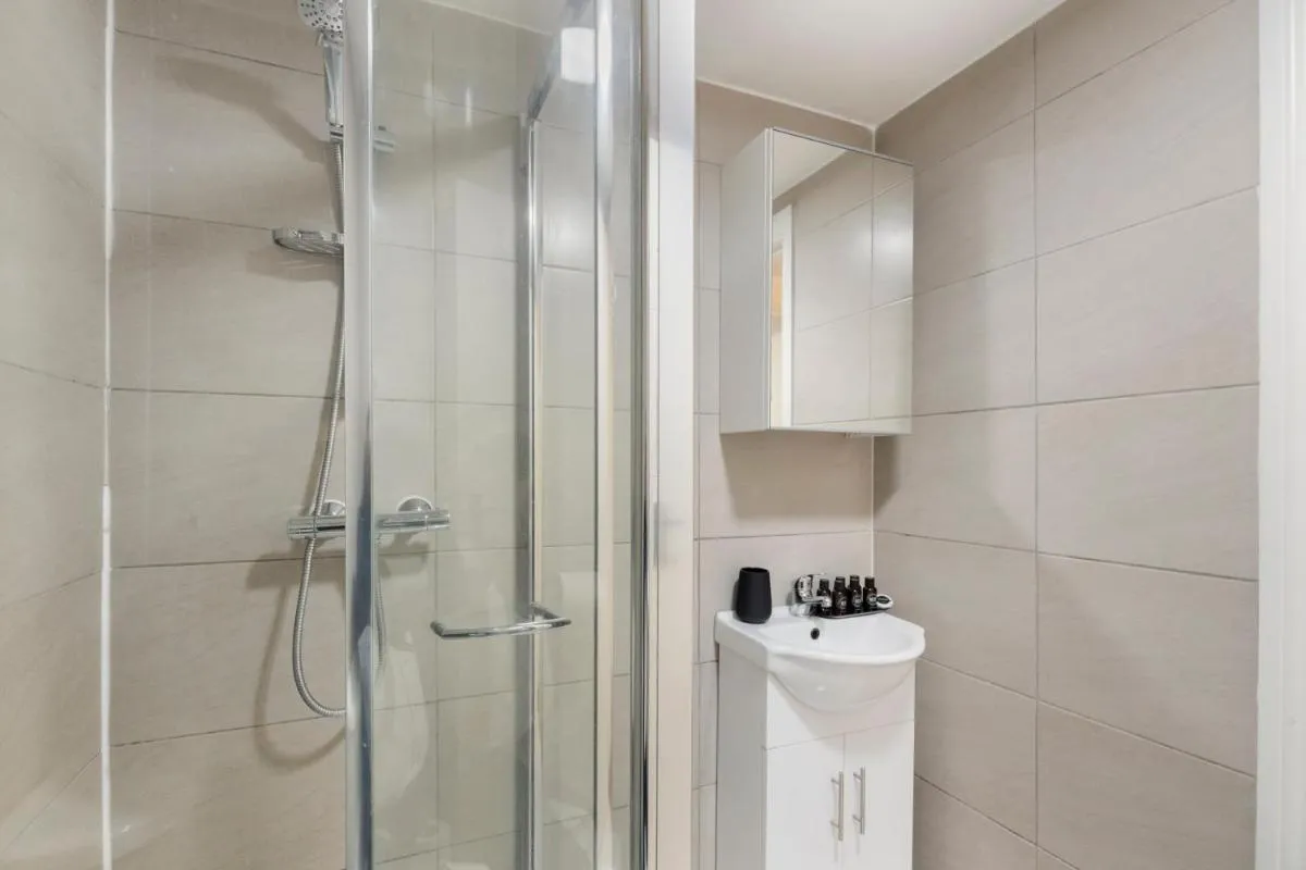 Image 3 of Elms Suite