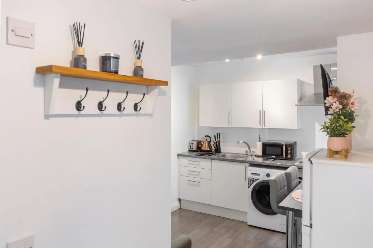 Image 4 of Elms Suite