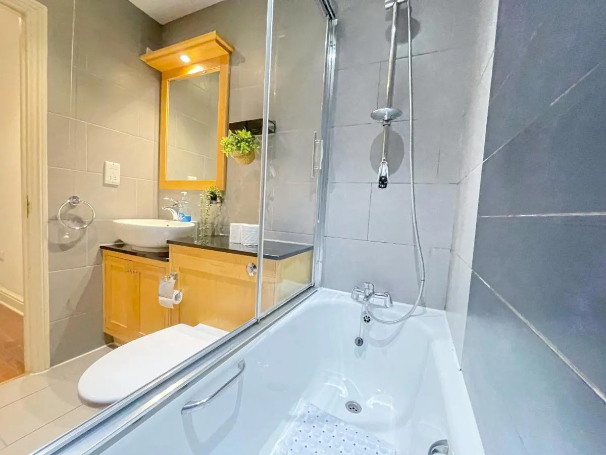 Image 3 of Embankment 2-Bed Flat with AC near Charing Cross, Trafalgar Square, London Eye, Big Ben