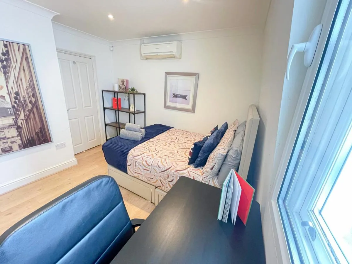 Image 2 of Embankment 2-Bed Flat with AC near Charing Cross, Trafalgar Square, London Eye, Big Ben