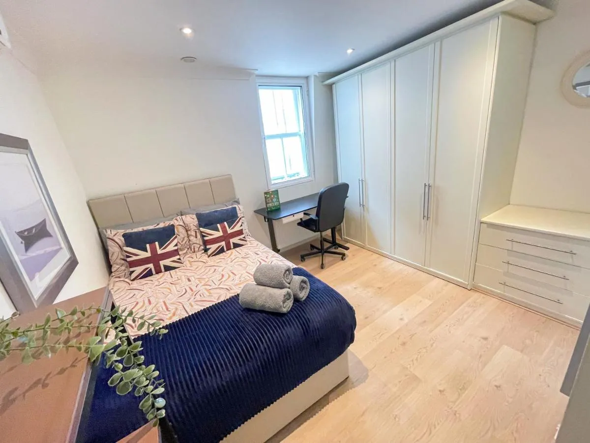 Image 5 of Embankment 2-Bed Flat with AC near Charing Cross, Trafalgar Square, London Eye, Big Ben