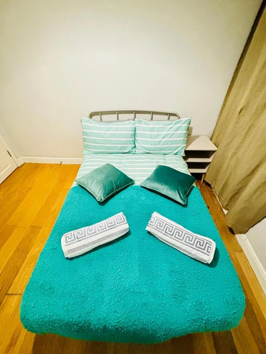 Image 4 of Emerald Room