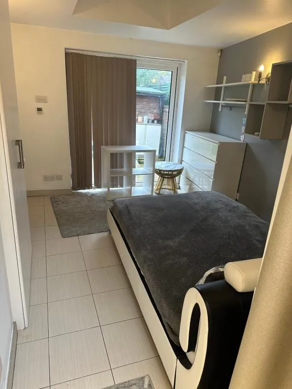 EnSuite Double Room With Own Entrance London – IG8 – Free on street parking