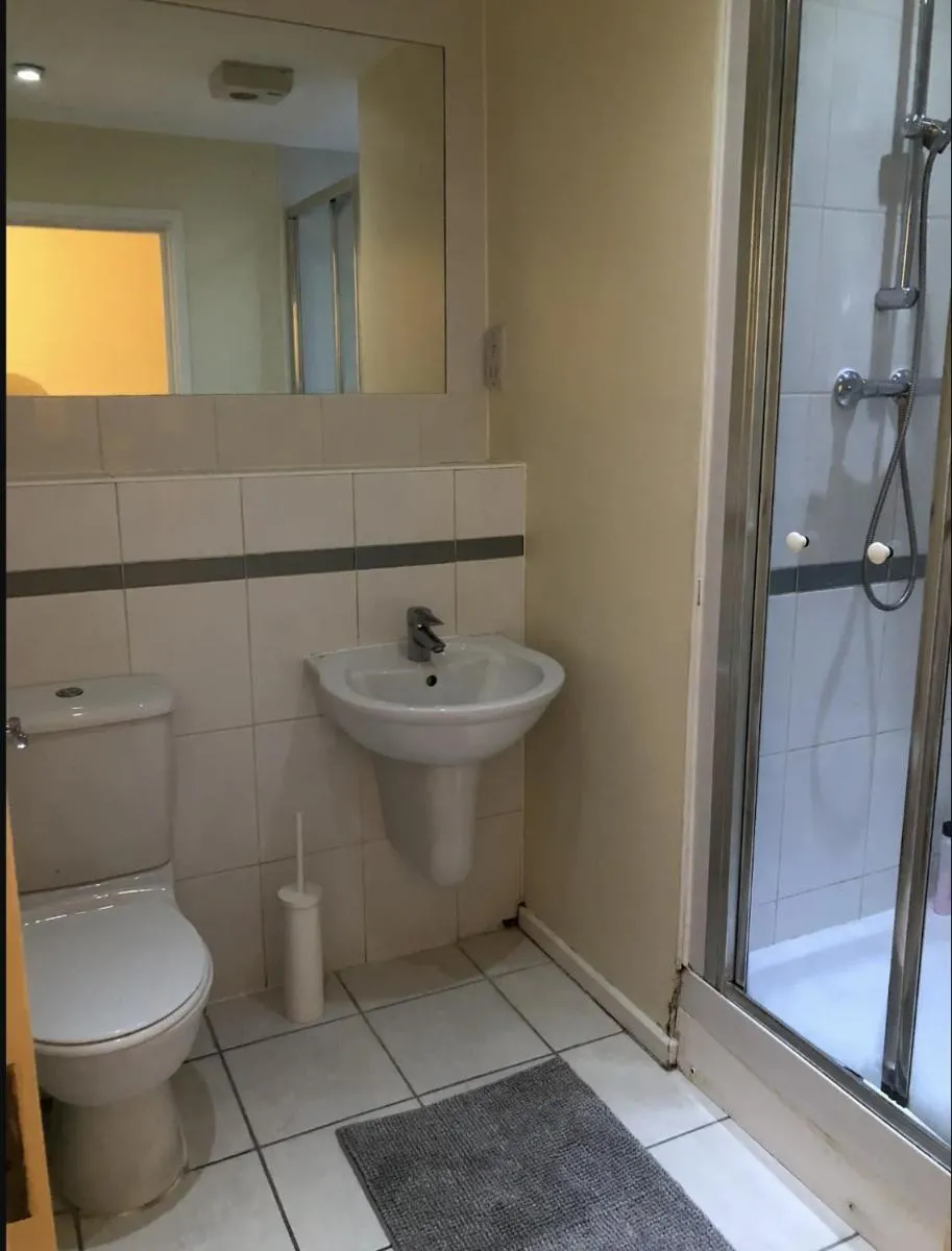 Image 4 of En suite double room