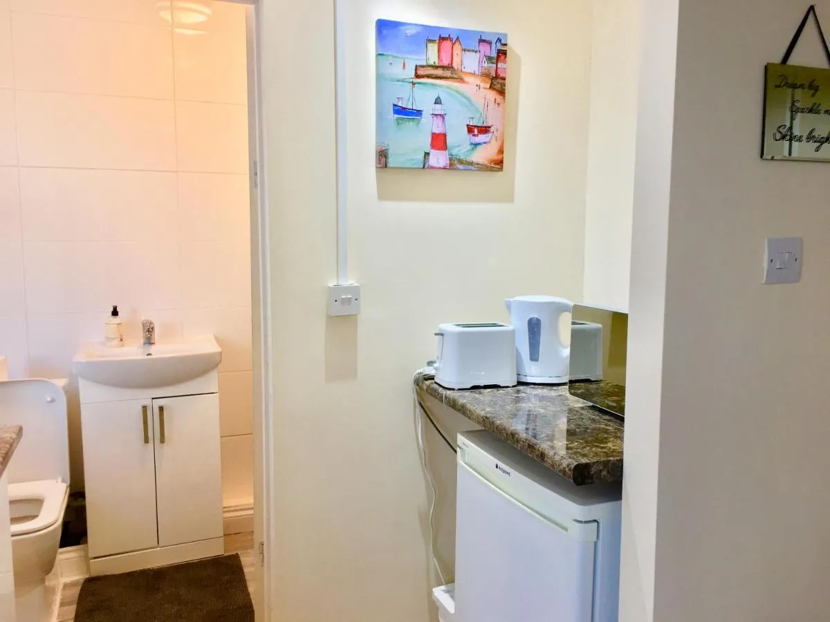 Image 3 of Ensuite Apartment with small Kitchenette, Private Bathroom and Parking