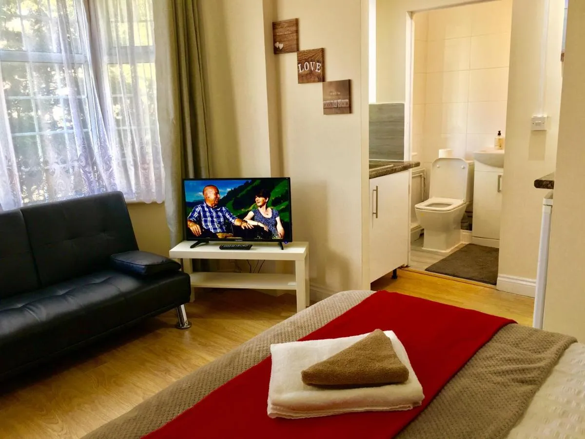 Image 5 of Ensuite Apartment with small Kitchenette, Private Bathroom and Parking