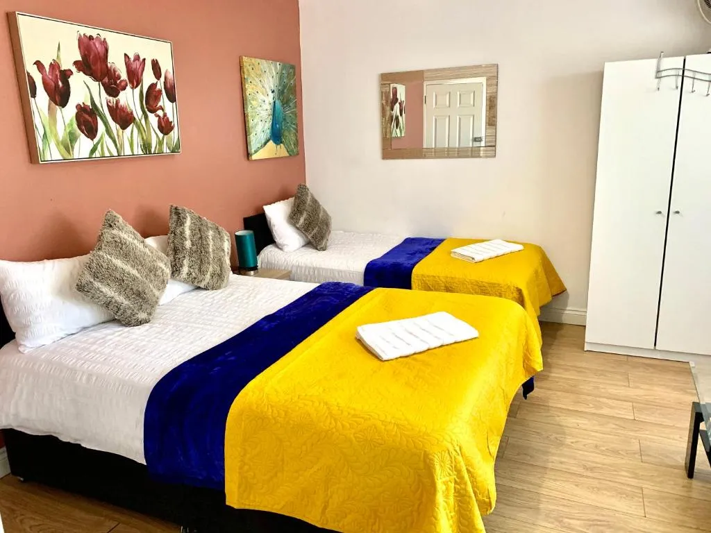 Image 1 of Ensuite Apartment with small Kitchenette, Private Bathroom and Parking
