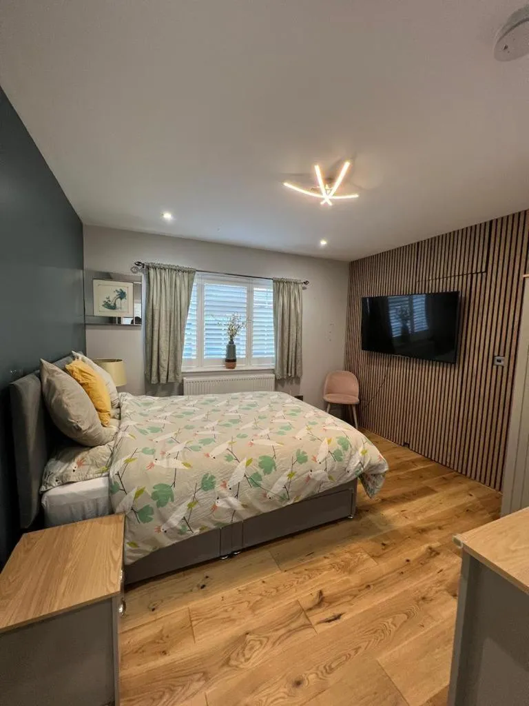 Image 5 of En-suite Double Room – Private Entrance & Free Parking