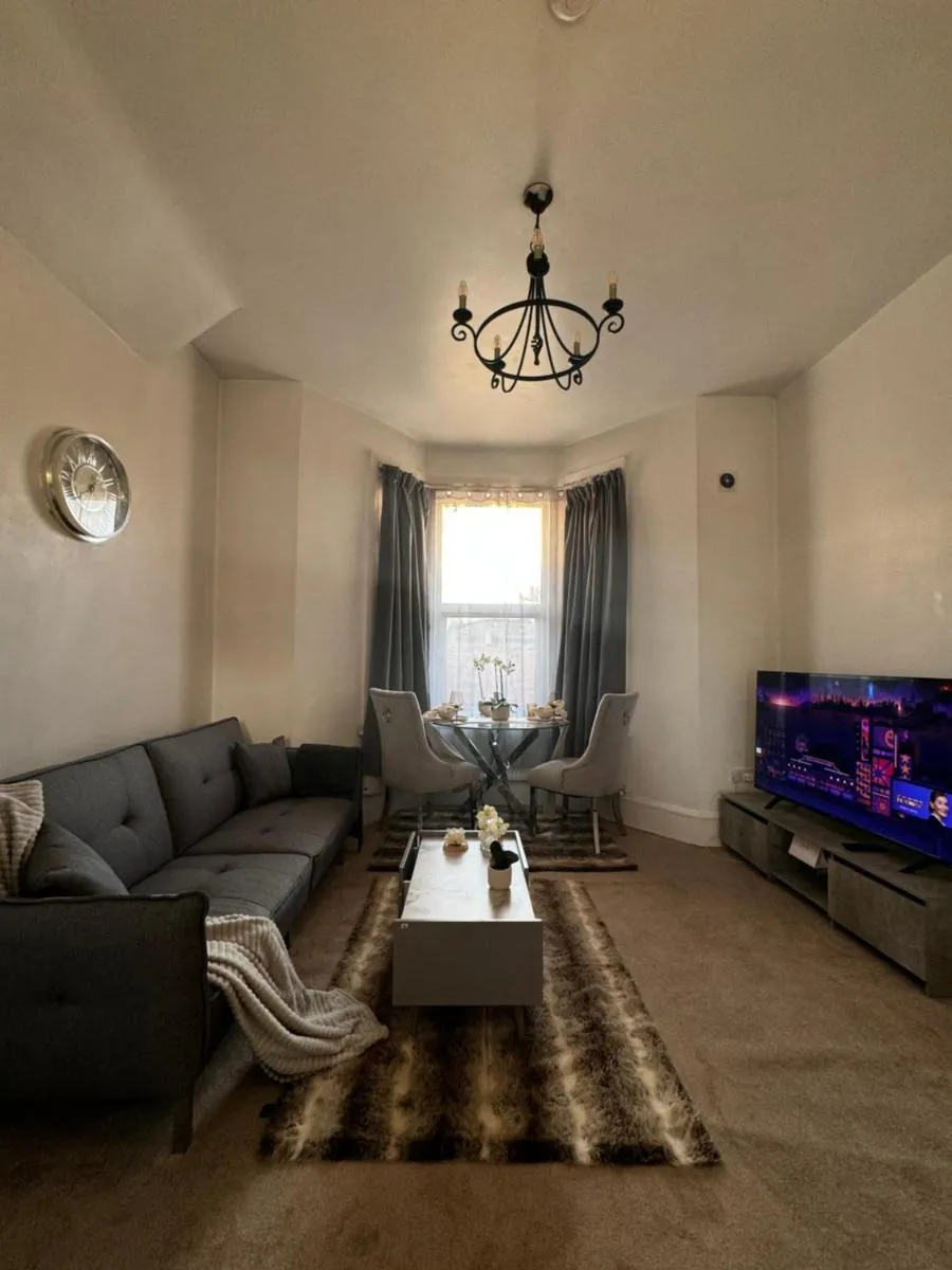 Image 3 of Entire 1Bed Stratford Westfield