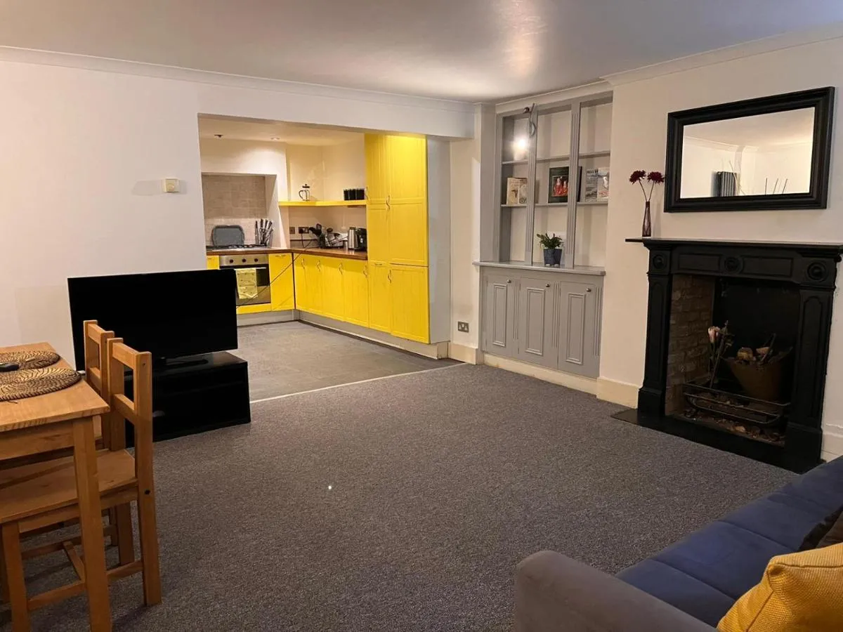 Image 4 of Entire 2-bedroom Flat in Camden