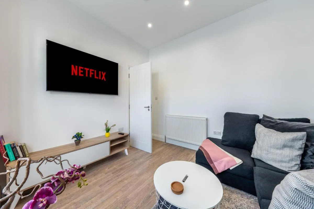 Image 5 of Entire 3 Bedroom House in London – Canning Town, City Airport, London ExCel