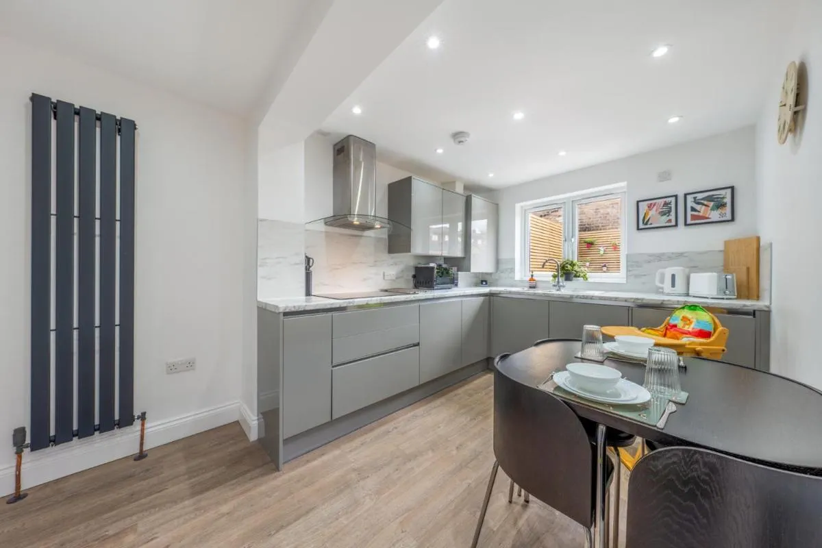 Image 4 of Entire 3 Bedroom House in London – Canning Town, City Airport, London ExCel
