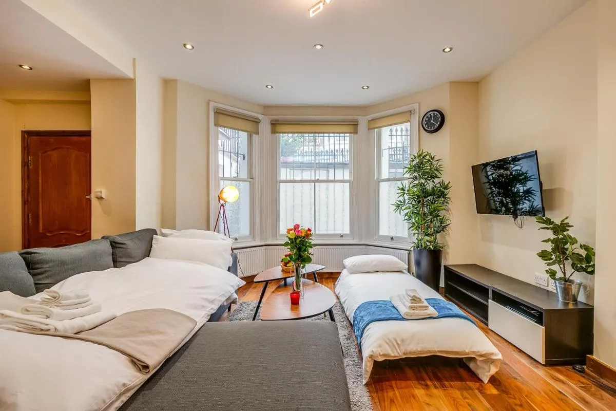 Image 4 of Entire Family Home – 2BD2BTH Central Earl’s Court