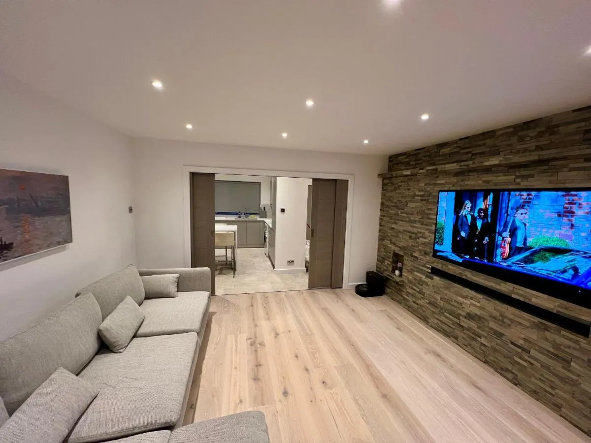 Image 3 of Entire Modern 2- Bedroom Apartment Modern Comfort Near Central London