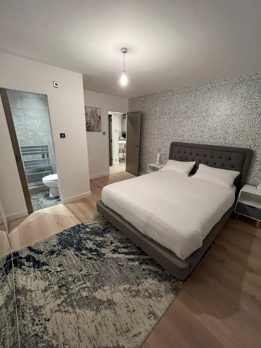 Image 4 of Entire Modern 2- Bedroom Apartment Modern Comfort Near Central London