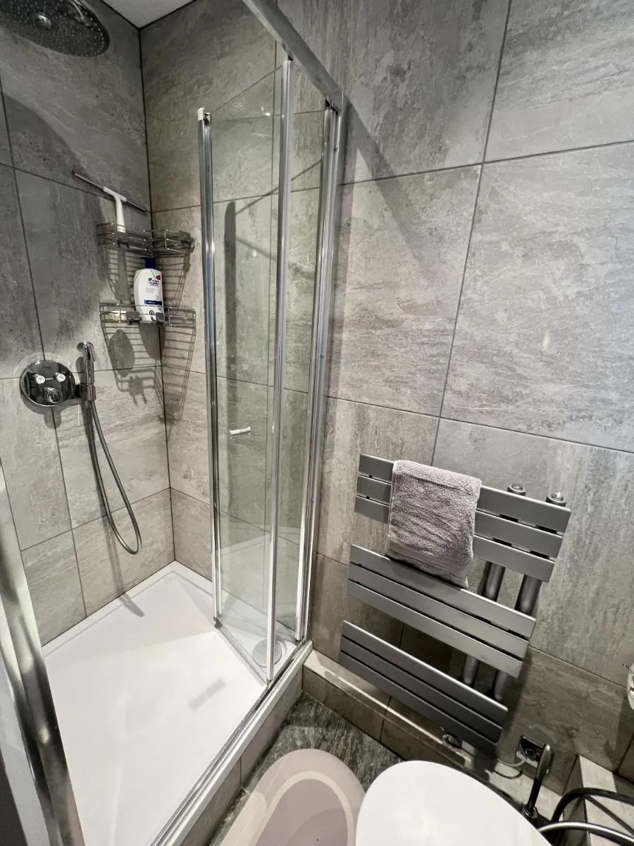 Image 5 of Entire Modern 2- Bedroom Apartment Modern Comfort Near Central London