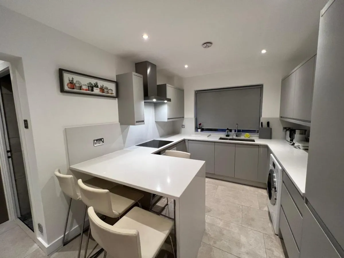Image 2 of Entire Modern 2- Bedroom Apartment Modern Comfort Near Central London