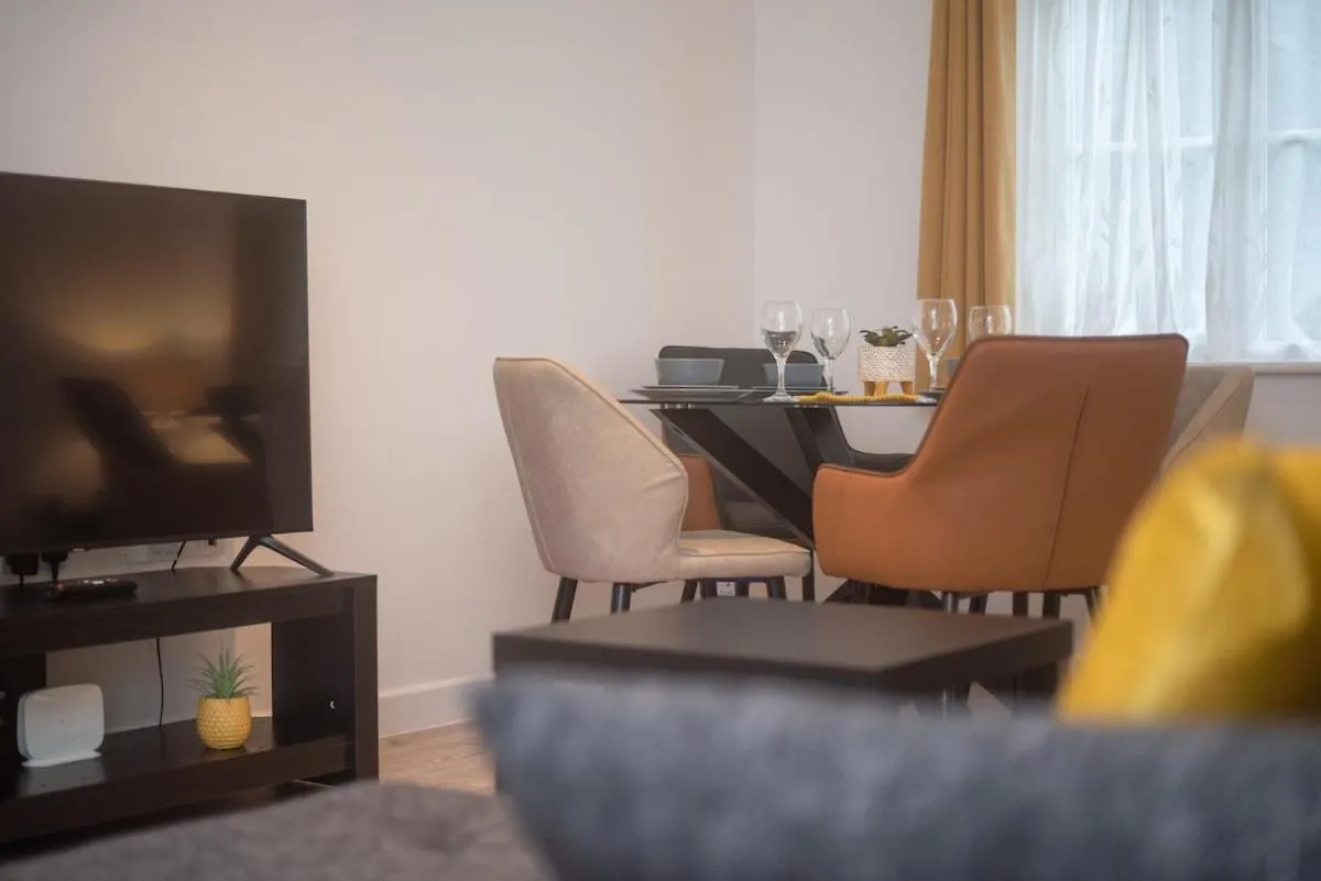 Image 5 of Entire modern 2 Bedroom 2 bathroom Flat in Pinner