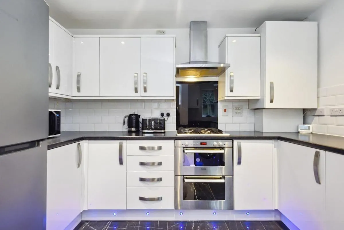 Image 4 of Entire modern 2 Bedroom 2 bathroom Flat in Pinner