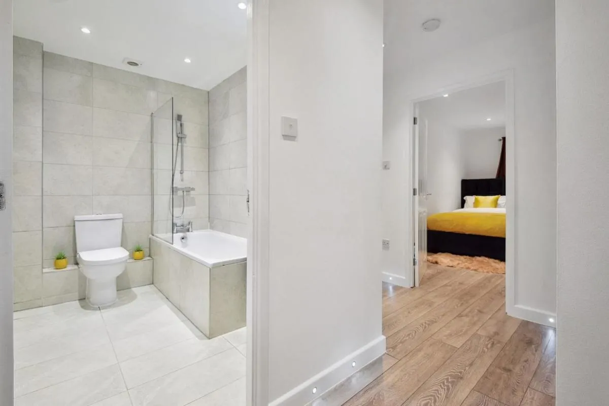 Image 3 of Entire modern 2 Bedroom 2 bathroom Flat in Pinner