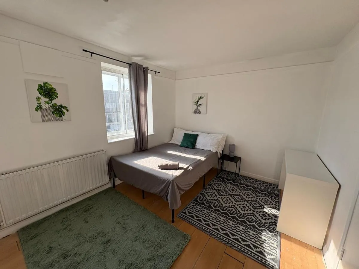 Image 4 of Essex Apartment