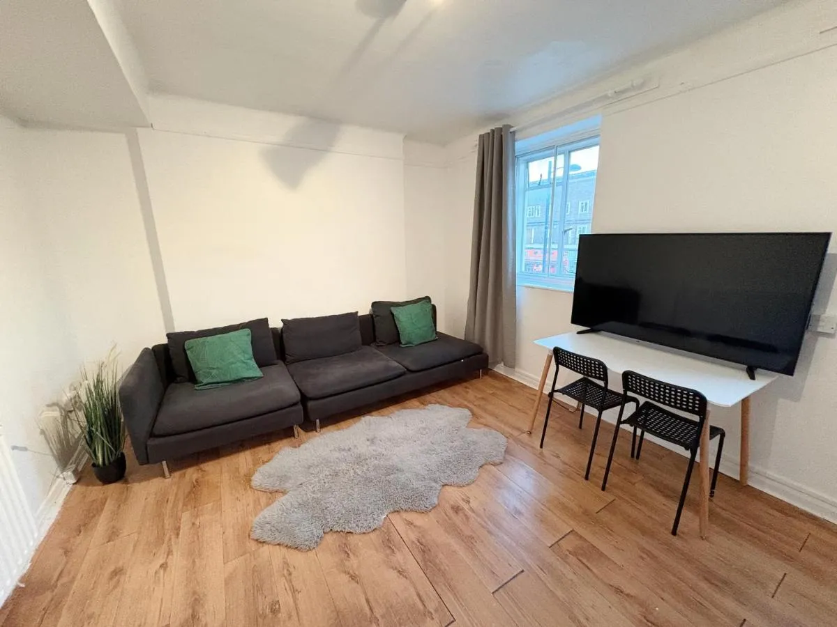 Image 5 of Essex Apartment