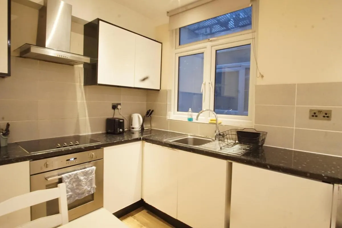 Image 3 of Evergreen Apartments- Flat 2