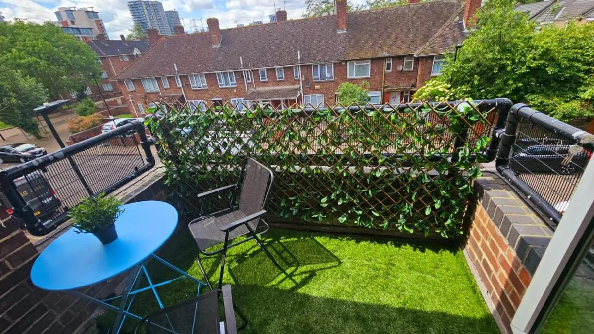 Image 4 of Excel O2 Stunning Large 3 bedroom Apartment with Balcony