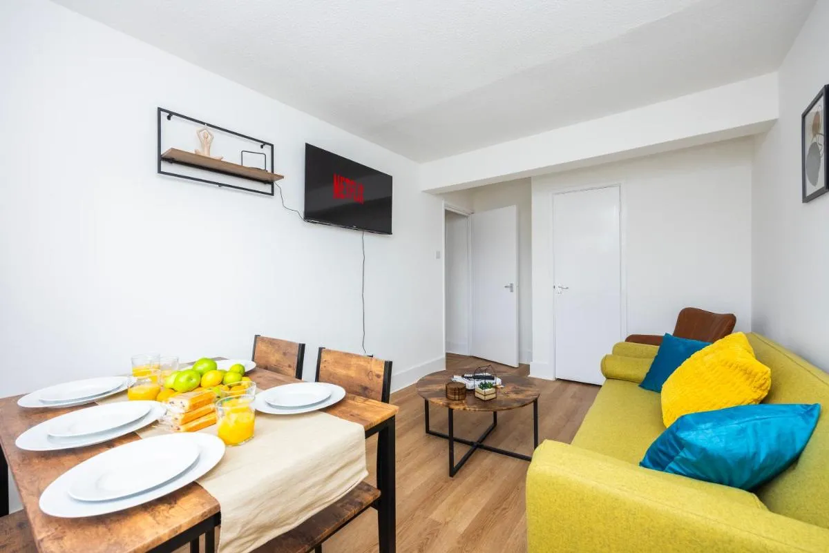 Image 3 of Excel O2 Stunning Large 3 bedroom Apartment with Balcony