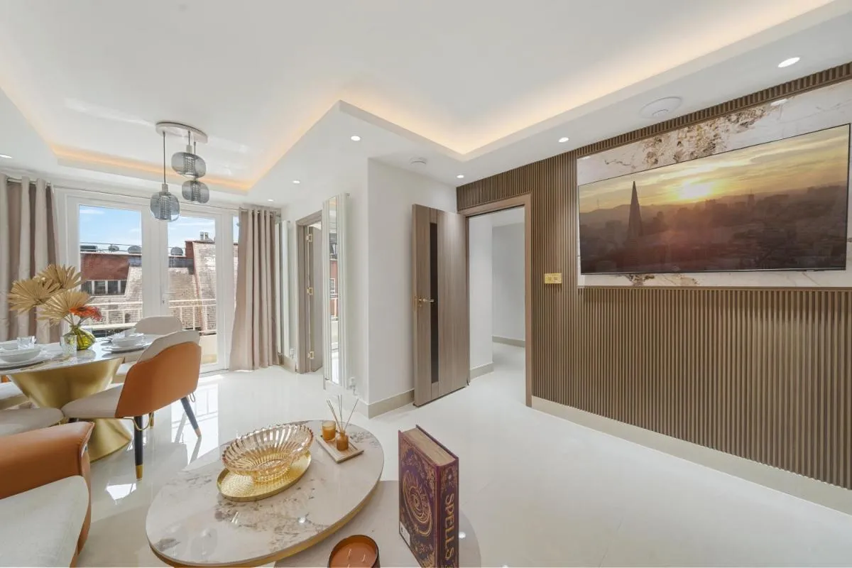 Image 4 of Exclusive 2-Bedroom Retreat in Iconic Mayfair H8
