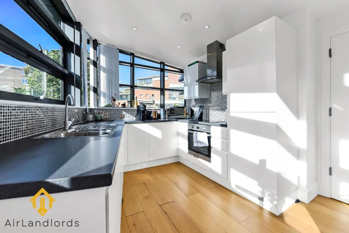 Image 3 of Exclusive 2 Bedroom Flat near Buckingham Palace