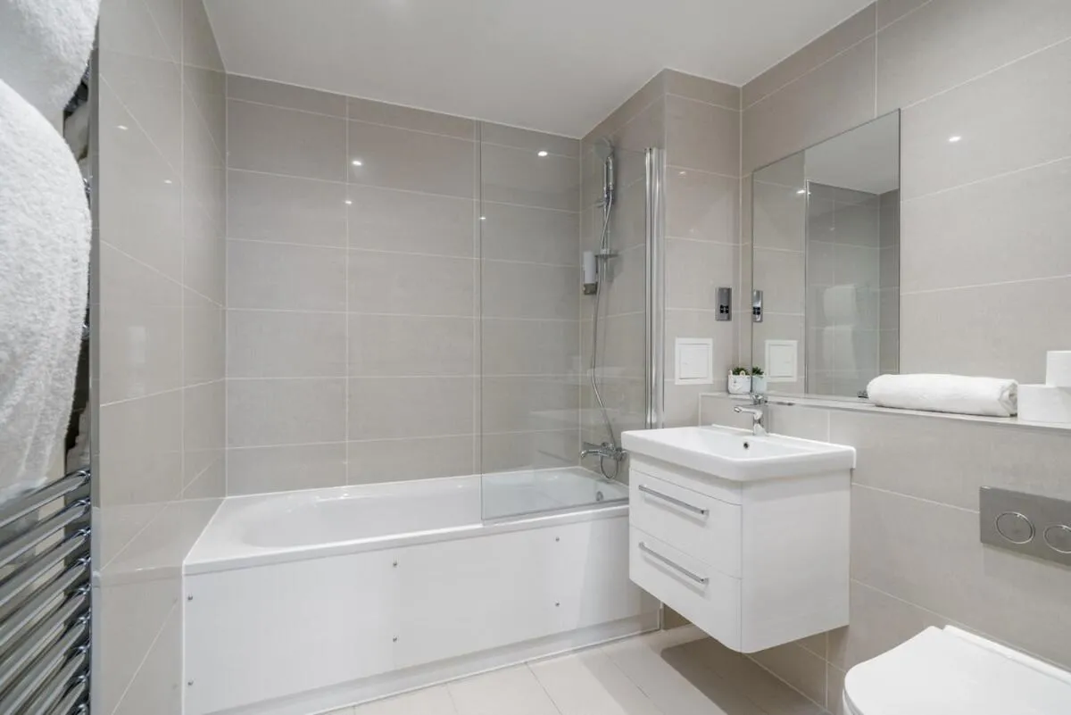 Image 3 of Exquisite 2bed Apt with Parking Near 02 Arena
