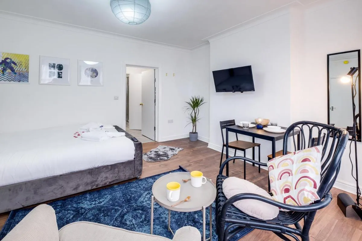Image 5 of Extended-Stay Studio, Work-Ready, Full Kitchen, City Access & Parking