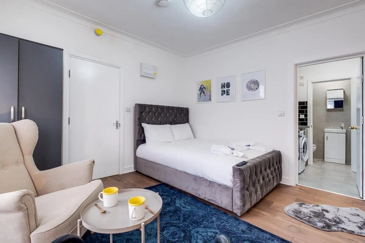 Image 3 of Extended-Stay Studio, Work-Ready, Full Kitchen, City Access & Parking