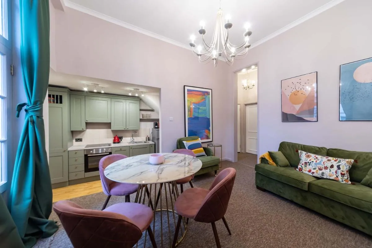 Image 3 of Fabulous 2 Bedroom Apartment by Holland Park