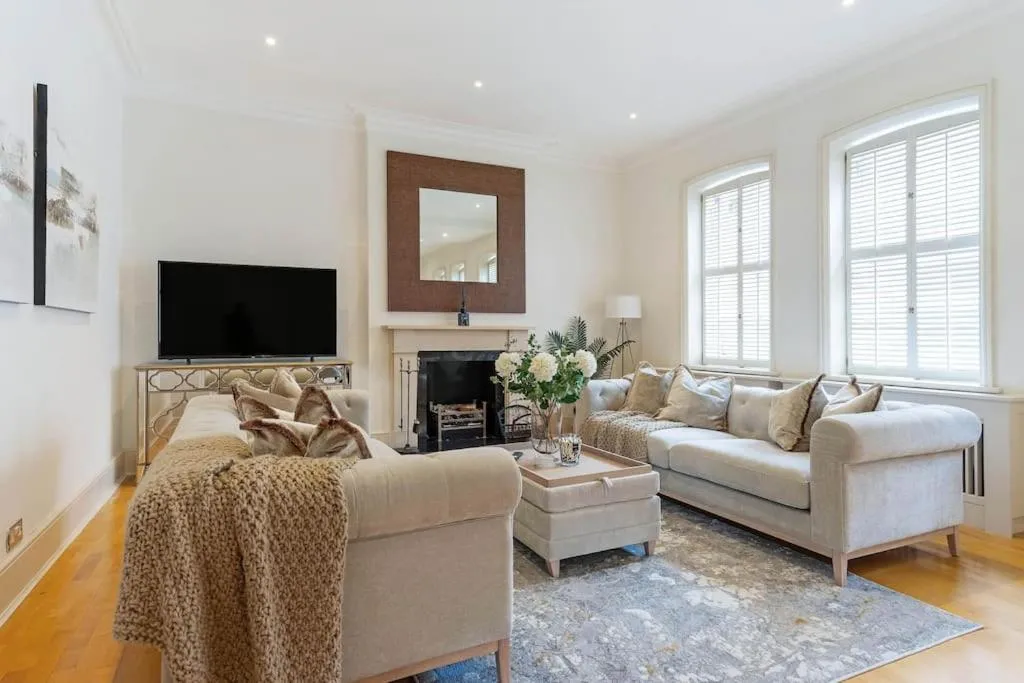Image 1 of Fabulous 3 Bed Apartment in Kensington London