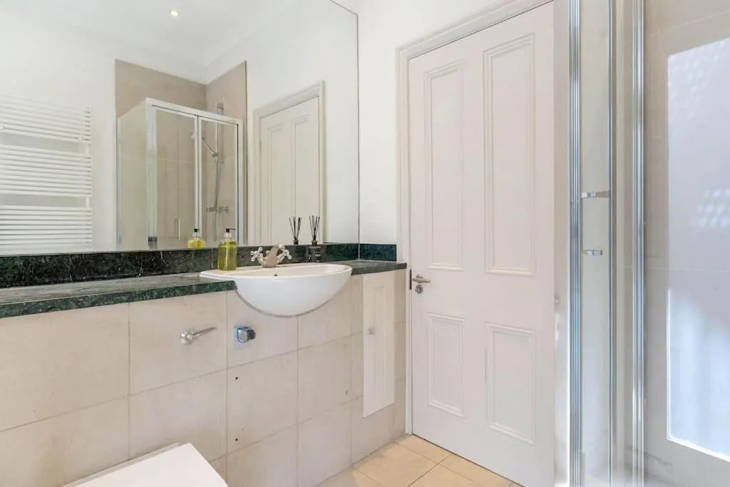 Image 3 of Fabulous 3 Bed Apartment in Kensington London