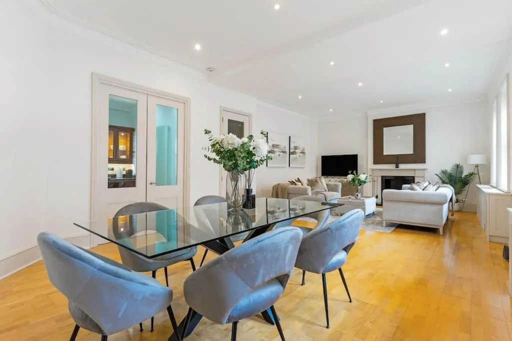 Image 5 of Fabulous 3 Bed Apartment in Kensington London