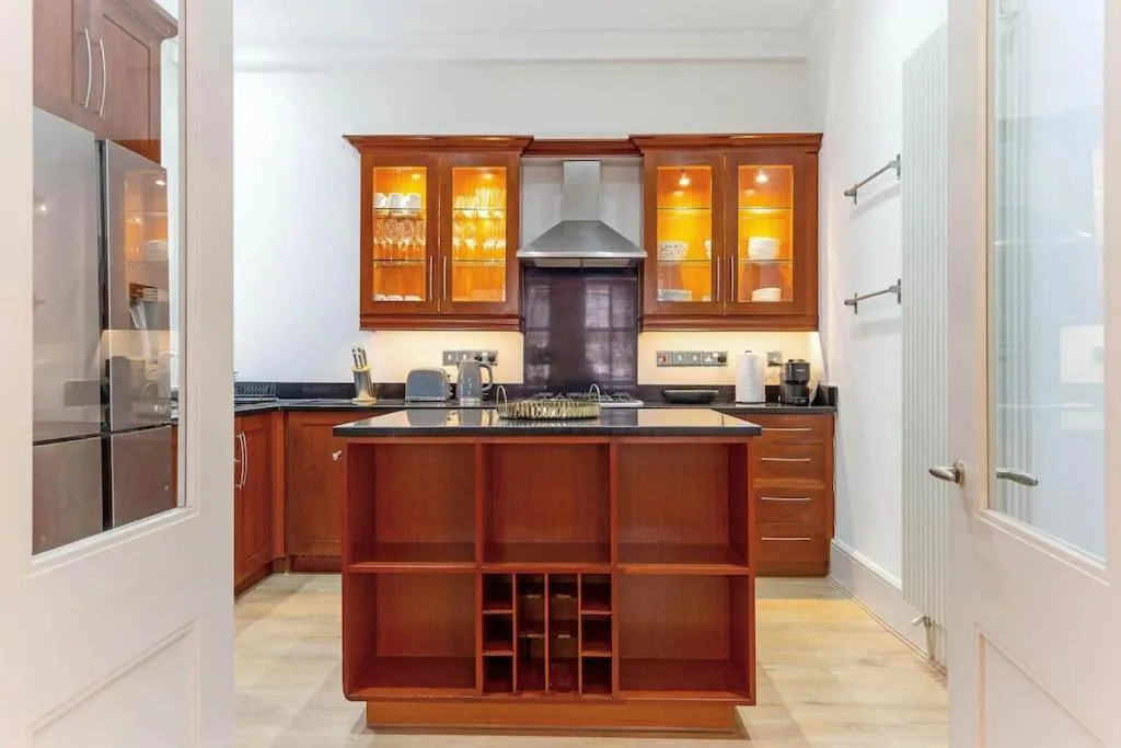 Image 4 of Fabulous 3 Bed Apartment in Kensington London