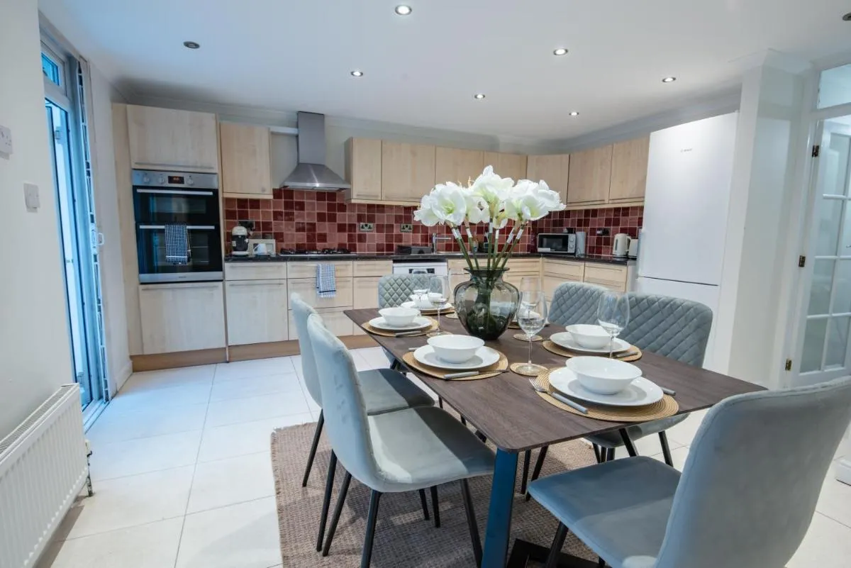 Image 3 of Family-Friendly 3-Bed Home Downstairs Bath & Bed Perfect Long Stays NW3