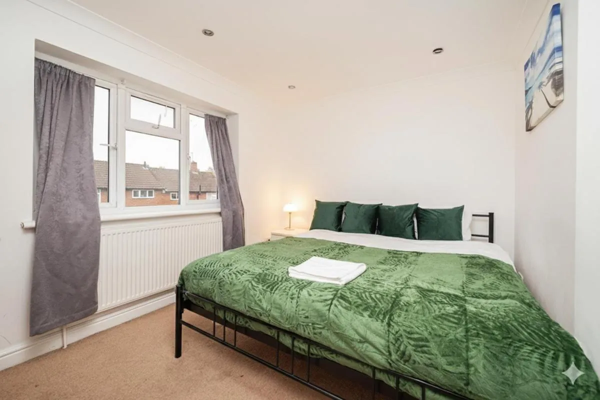 Image 3 of Family Friendly 3BR Haven in Northolt with Parking