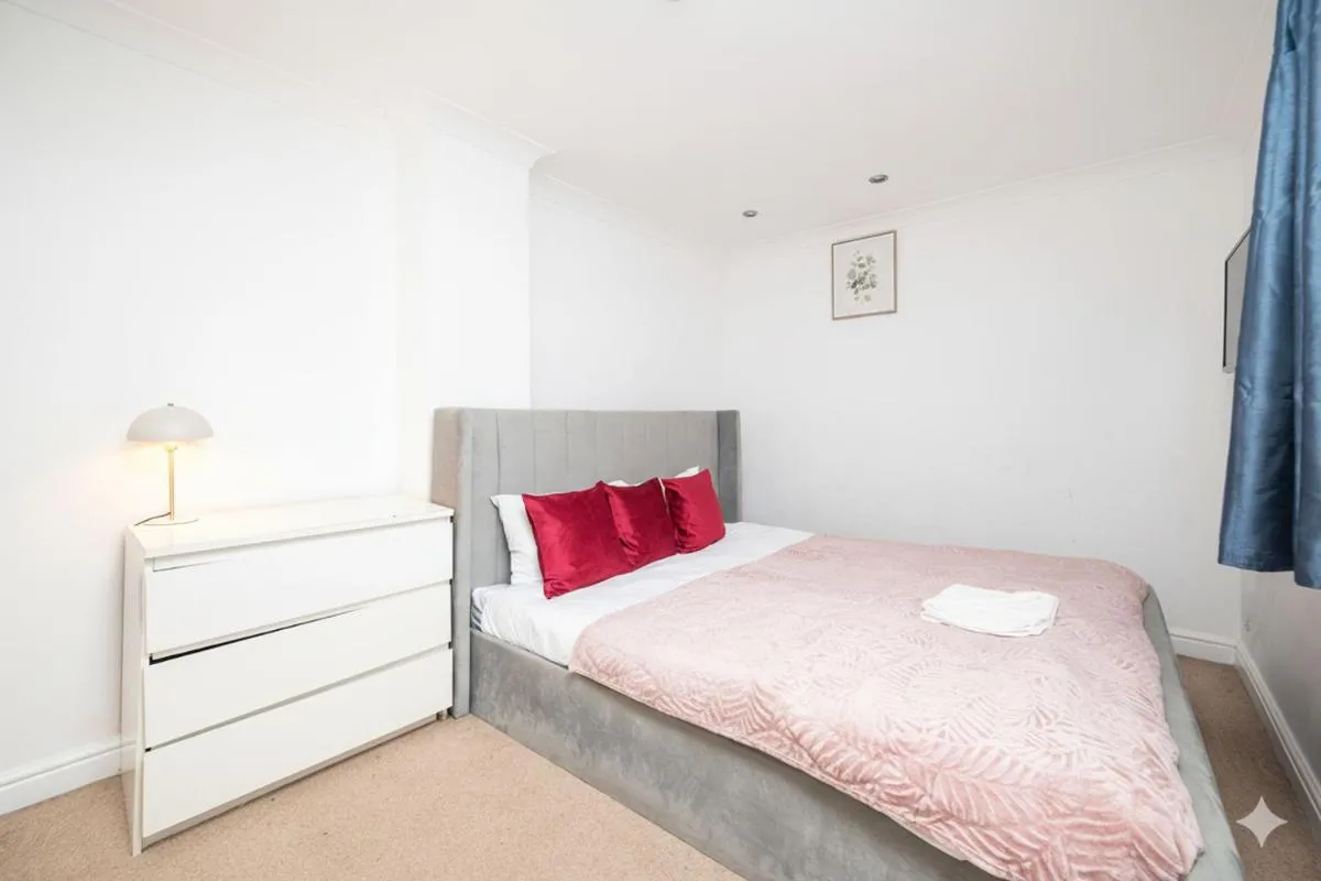 Image 4 of Family Friendly 3BR Haven in Northolt with Parking