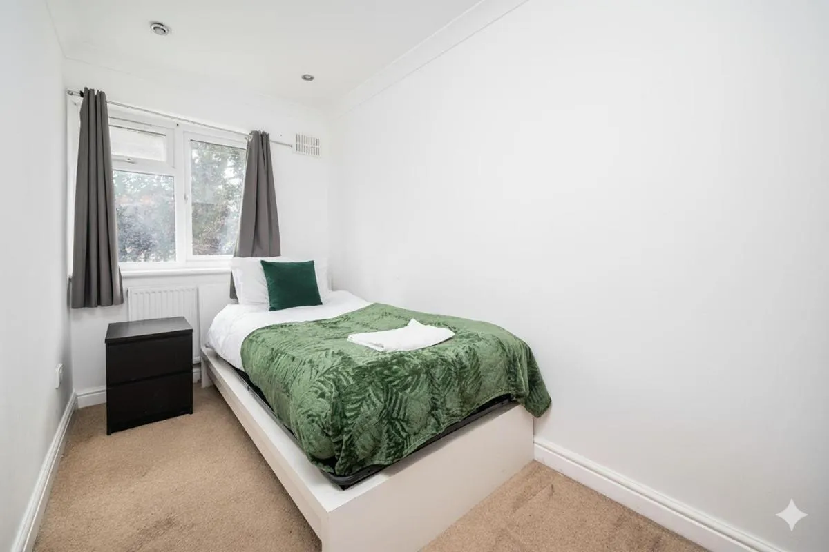 Image 5 of Family Friendly 3BR Haven in Northolt with Parking