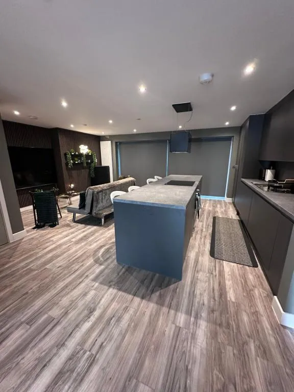 Family Home-Sleeps 10, garden, free parking, fully air conditioned, 10 mins walk to tube station