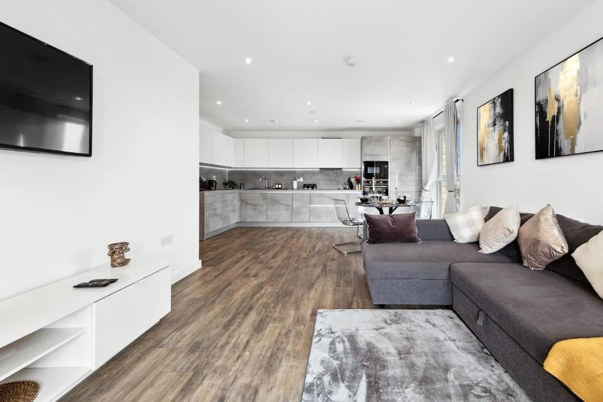 Image 5 of Fantastic 2 bed Flat with view IG11