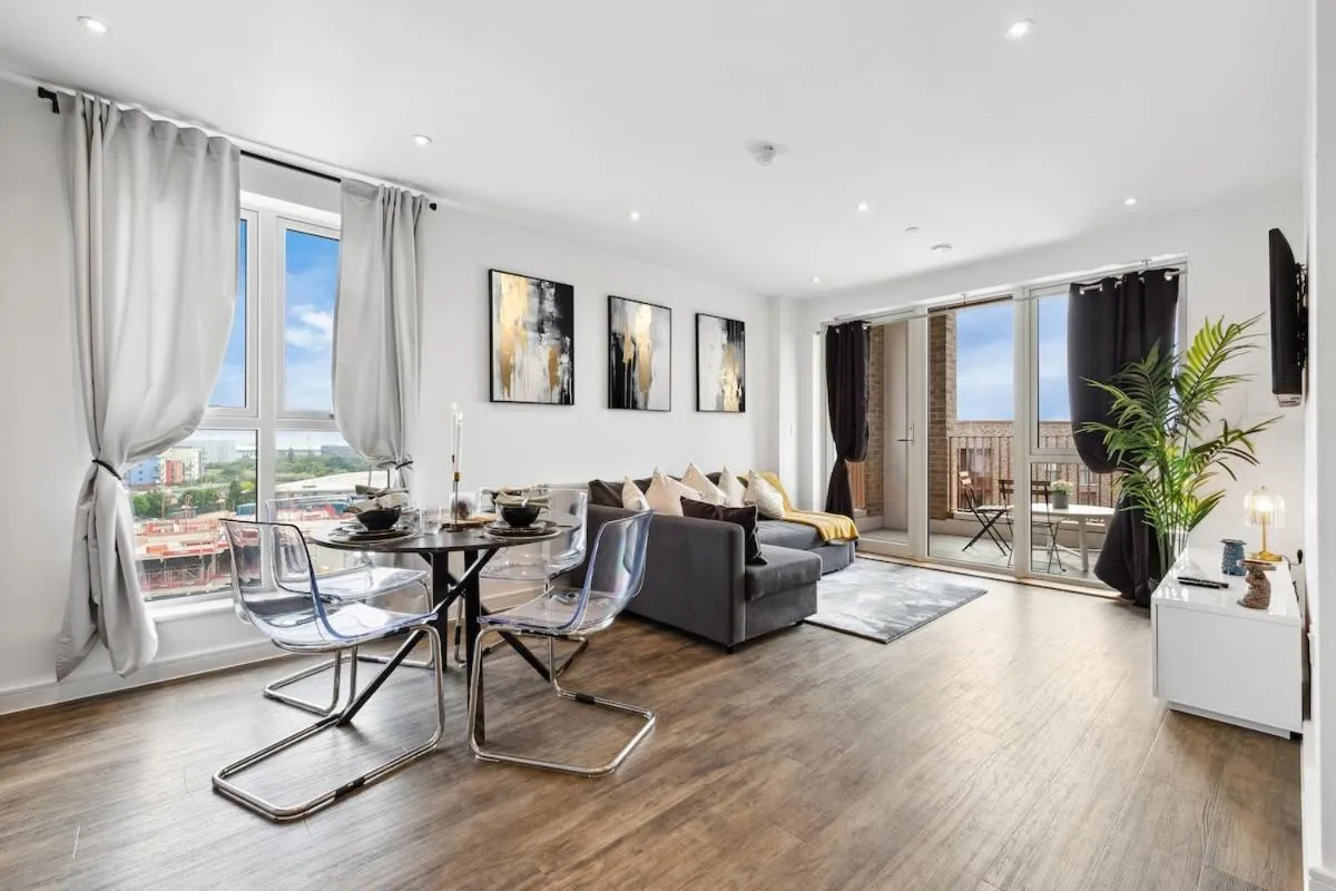 Image 4 of Fantastic 2 bed Flat with view IG11