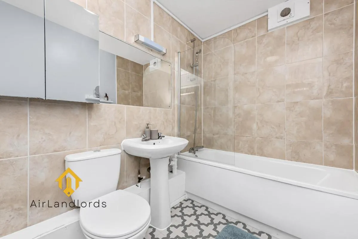 Image 3 of Fantastic 4 bedroom apartment in Russell Square