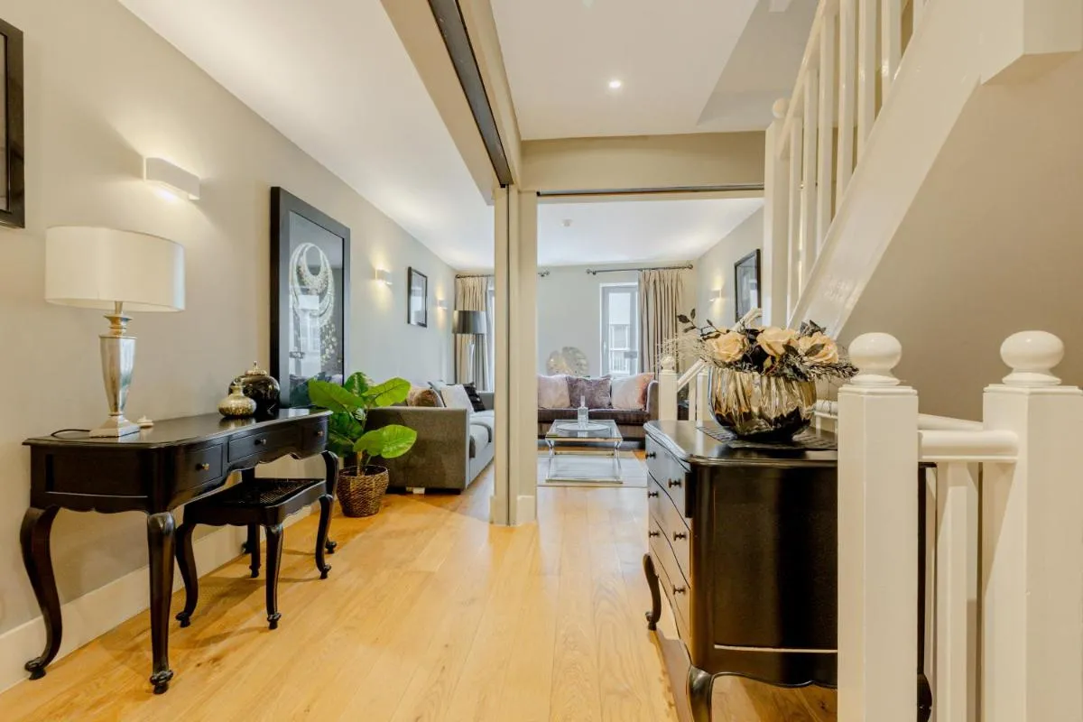 Image 4 of Fantastic Multilevel 3BR, Vibrant Angel, 5min Tube