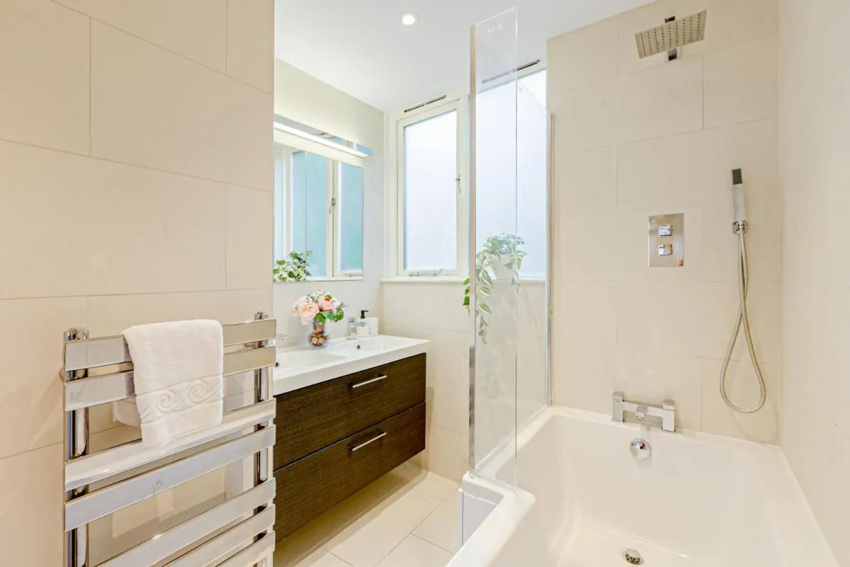 Image 3 of Fantastic Multilevel 3BR, Vibrant Angel, 5min Tube