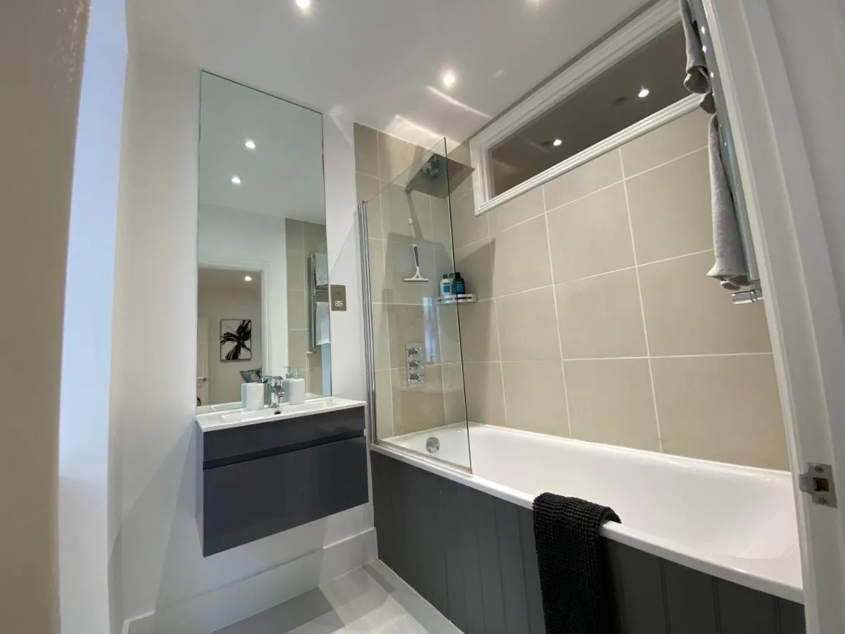 Image 3 of Fantastic Spacious Garden Flat with Own Private Entrance